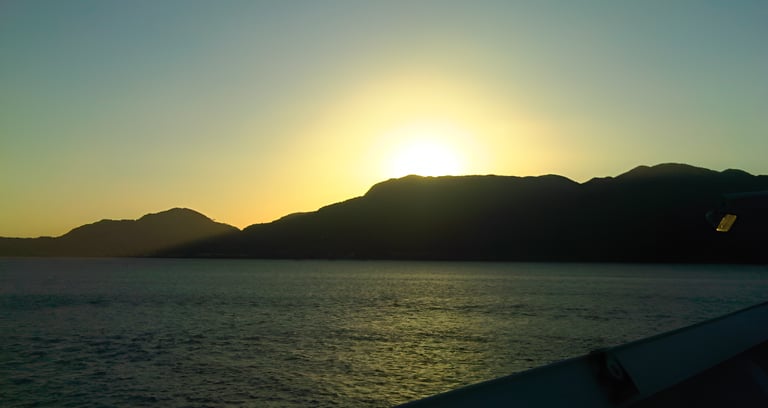 Navio de cruzeiro chegando ao Brasil após travessia da Europa, amanhecer em águas brasileiras