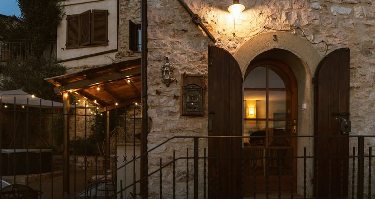 Ingresso di casa di lucy spello al crepuscolo con cortile illuminato