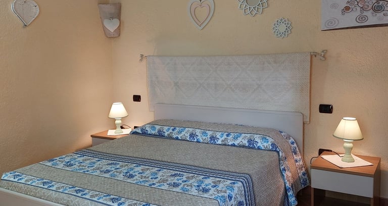 Camera bianca luminosa agriturismo Olbia posizione riservata e tranquilla.