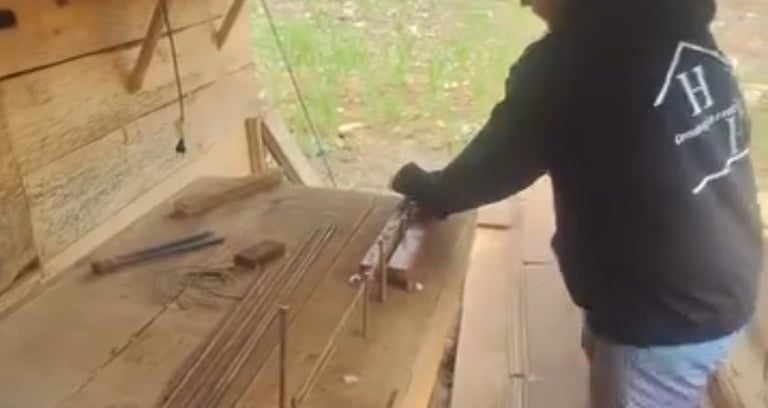 Homem dobrando ferragens