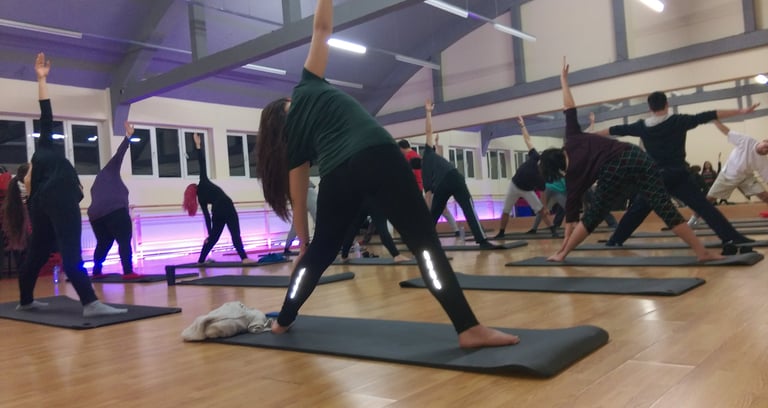 Cursuri de yoga tradițională în București – grup de practicanți în sala Alchimia Vieții