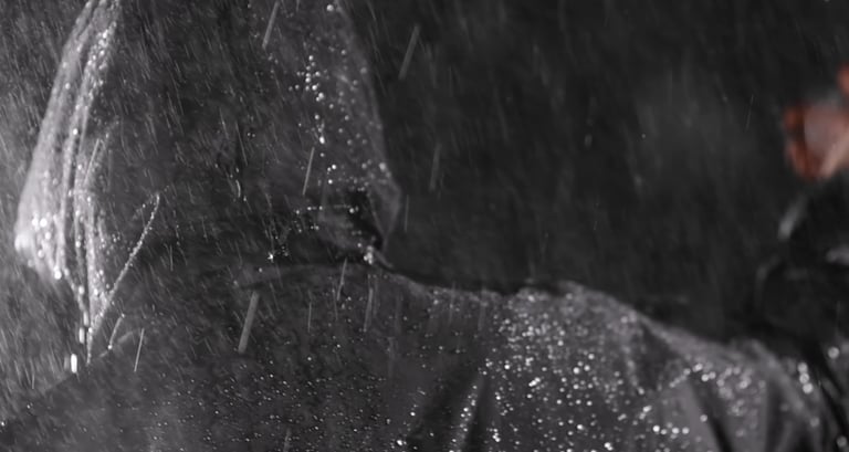 clip de hatik sous la pluie en studio fond noir en ile de france