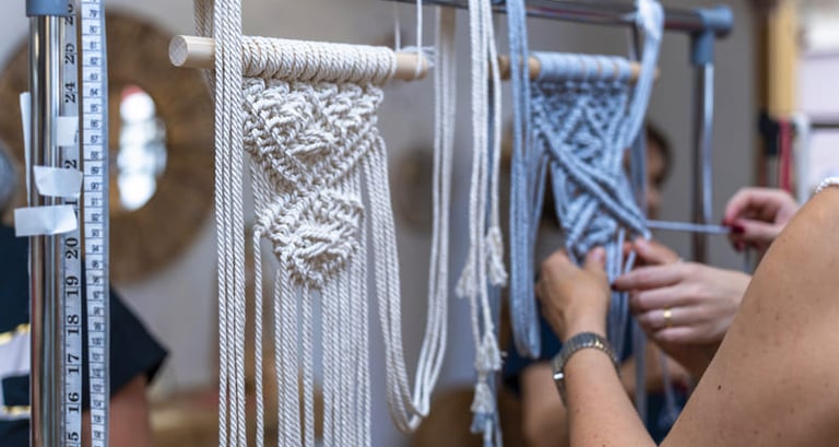 persona haciendo un  tejido de macrame 