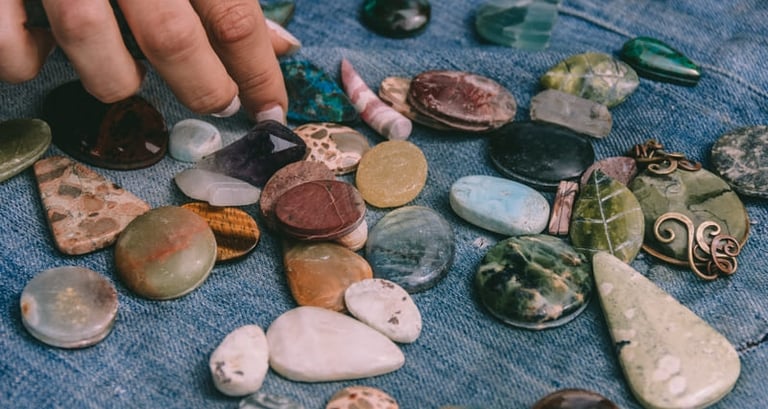 piedras de colores tamaños y texturas preciosas