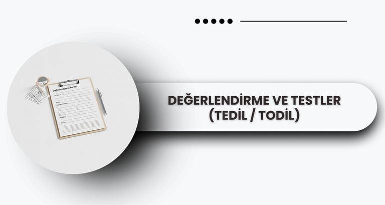 Değerlendirme ve test sürecini temsil eden boş form ve kalem.