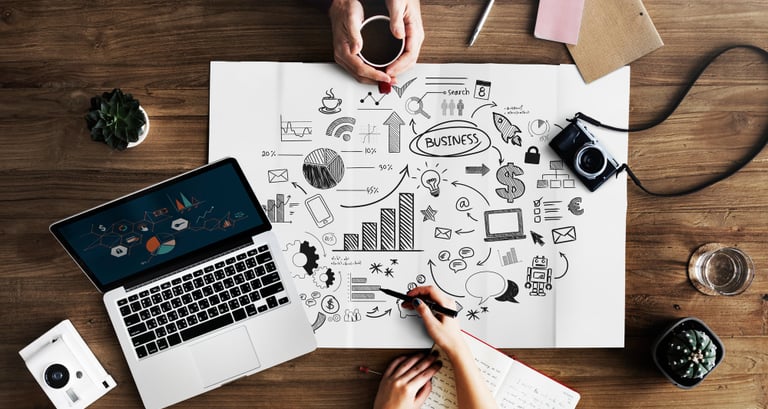 Un equipo de estrategia empresarial realiza una lluvia de ideas con bocetos