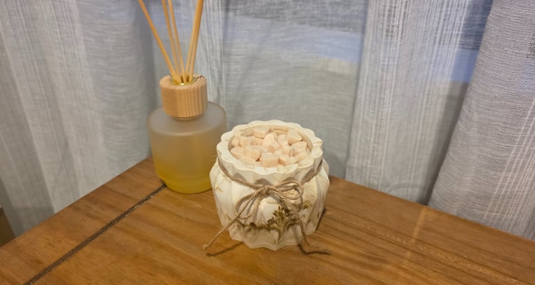 Stunning geometric jar, with twine bow. Filled with creamy soy wax and mini heart shaped wax melts. 