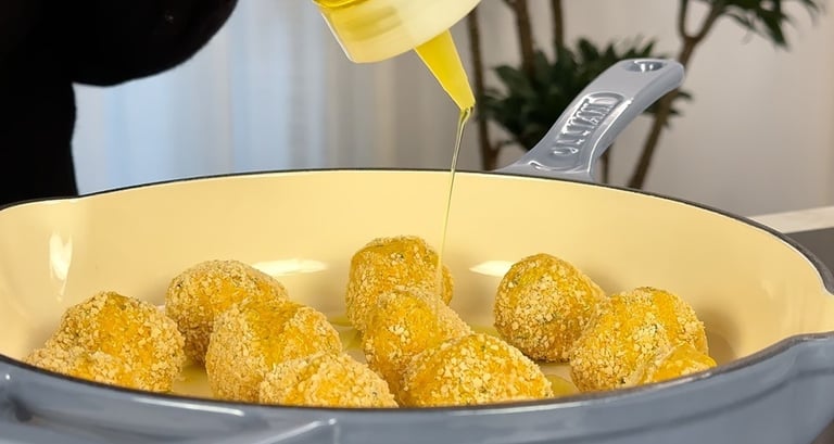 Aggiungere un filo di olio su ciascuna polpettina