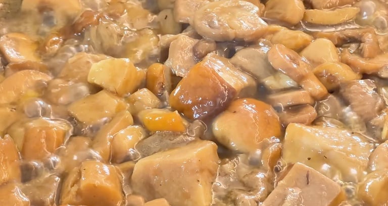 Cuoce i funghi fino a quando saranno teneri e l’acqua di vegetazione sarà completamente evaporata