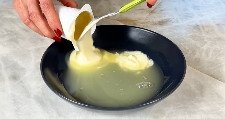 Mescola gli albumi e lo yogurt vegetale