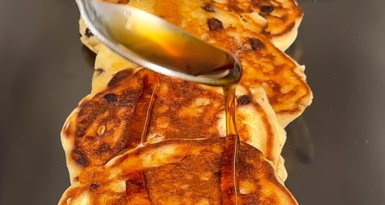 Servi i pancake caldi con i tuoi topping preferiti