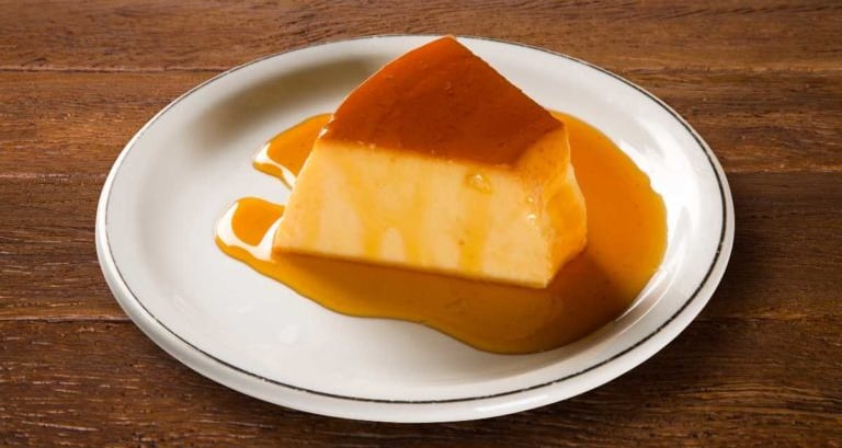 Pudim fit de micro-ondas com cobertura de doce de leite