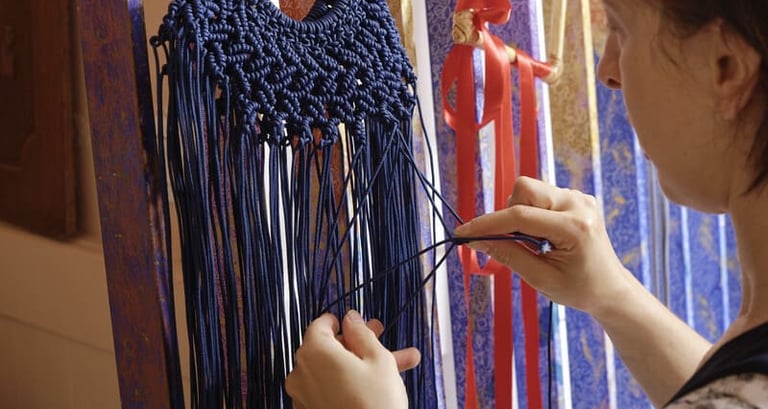 telar de macramé, persona trabajando