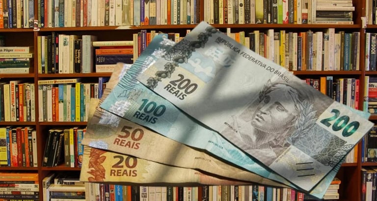imagem mostra uma biblioteca com vários livros e a imagem de 04 cédulas de dinheiro