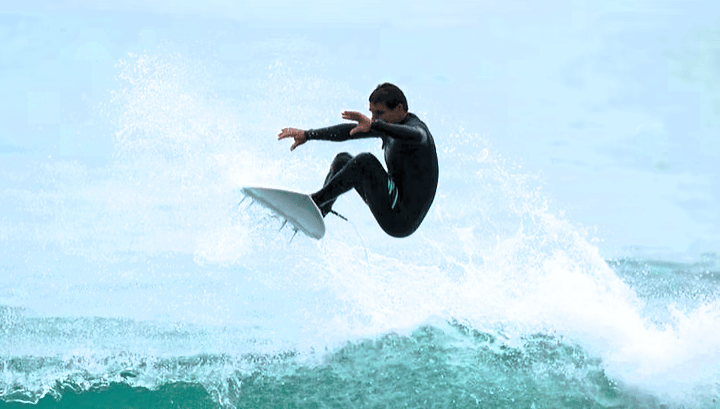 Surfista fazendo manobra na onda