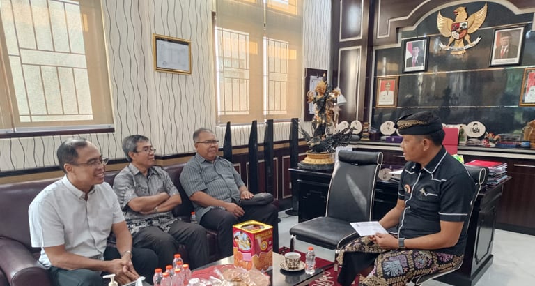 Romo paroki beserta perwakilan umat Paroki Tuka silaturahmi di kantor desa Dalung