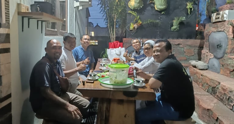 Romo Paroki beserta perwakilan umat Paroki Tuka dirumah Kepala Desa Br. Pendem, bapak Putu Arif