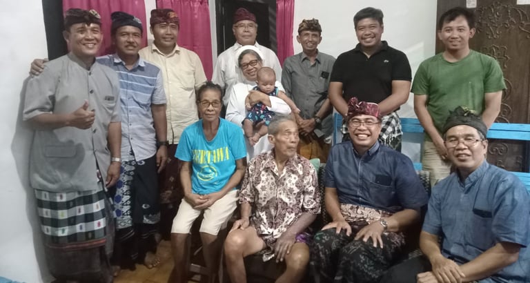 Romo paroki beserta perwakilan umat Paroki Tuka silaturahmi di rumah I Wayan Dana