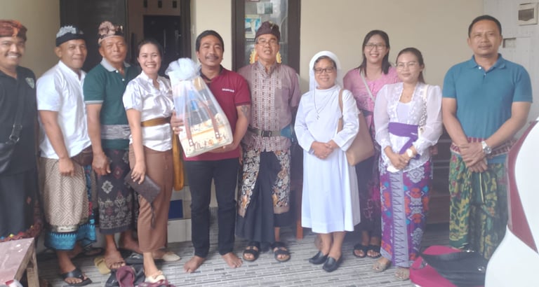 Romo paroki beserta perwakilan umat Paroki Tuka silaturahmi bersama perbekel Desa Buduk