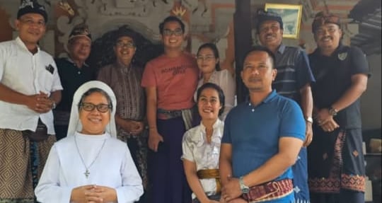 Romo paroki beserta perwakilan umat Paroki Tuka Menyama Braya bersama Bendesa Adat Buduk