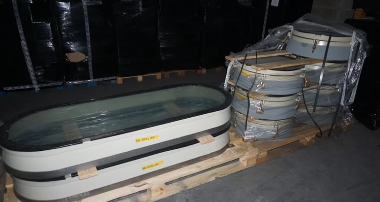 Scheepsramen en patrijspoorten op een pallet