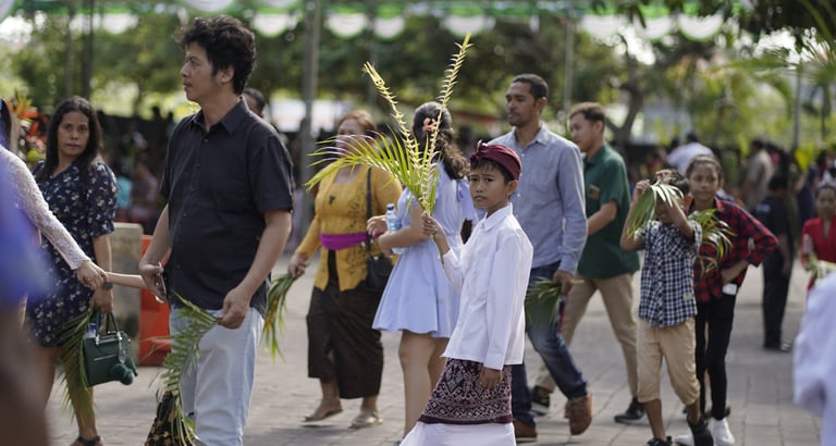 Seorang anak umat paroki tuka dan paku pipid