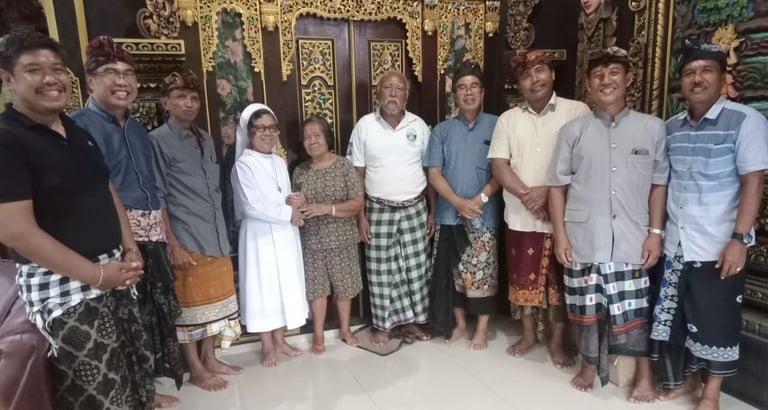 Romo paroki beserta perwakilan umat Paroki Tuka silaturahmi di rumah Gung Aji Tuka