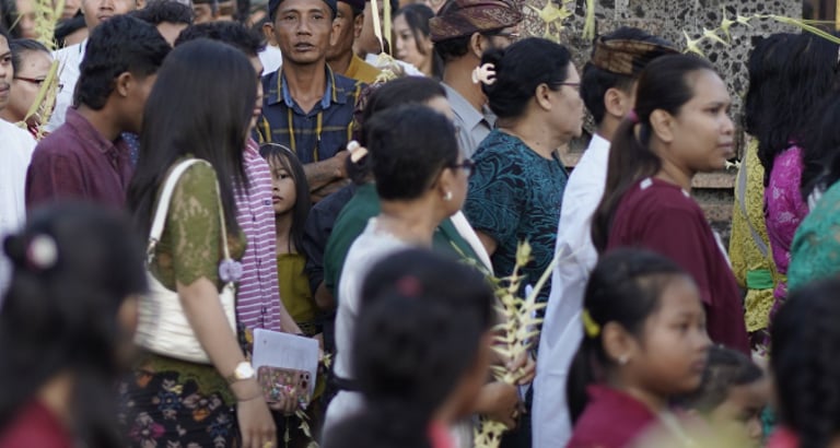 umat membawa paku pipid