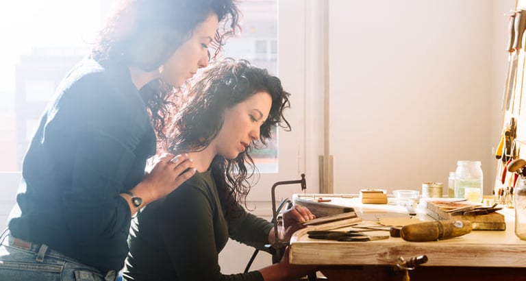 chicas elaborando una artesanía unica 