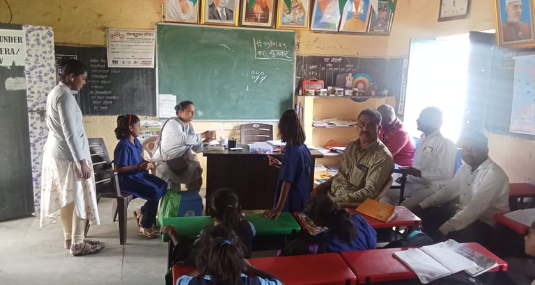 खिर्डीसाठे येथे प्राथमिक शाळा येथे किशोरवयीन मुलींची आरोग्य तपासणी