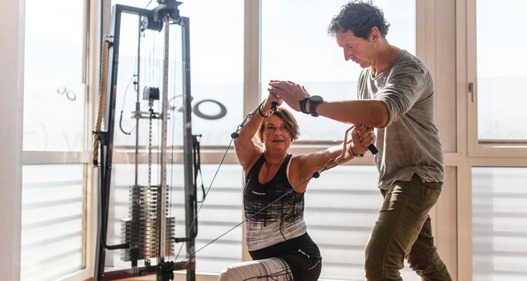 Trainingsraum mit Therapie am Seilzug