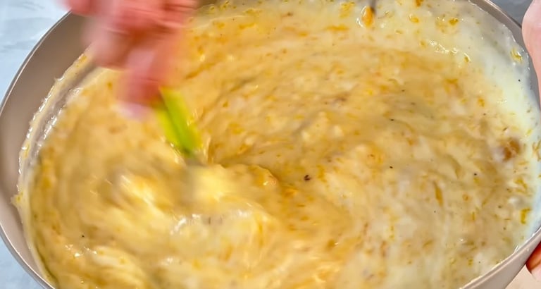 Aggiunge metà zucca alla besciamella
