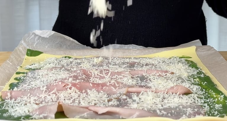 Farcisci la pasta sfoglia, crema di ricotta e spinaci, prosciutto e Parmigiano
