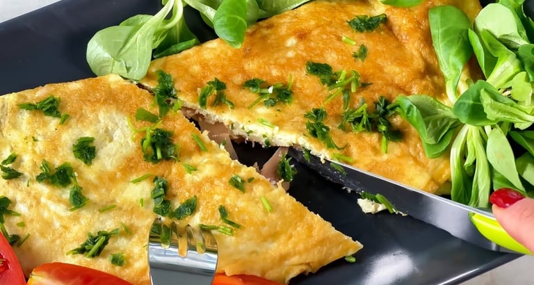Piega e servi l'omelette salata