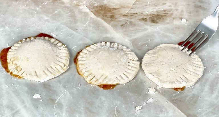 Premi bene i bordi con una forchetta