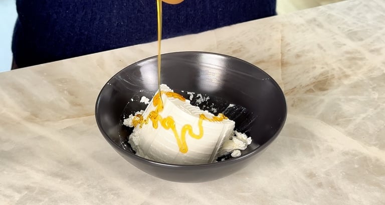 Prepara la crema di ricotta per la bruschetta dolce