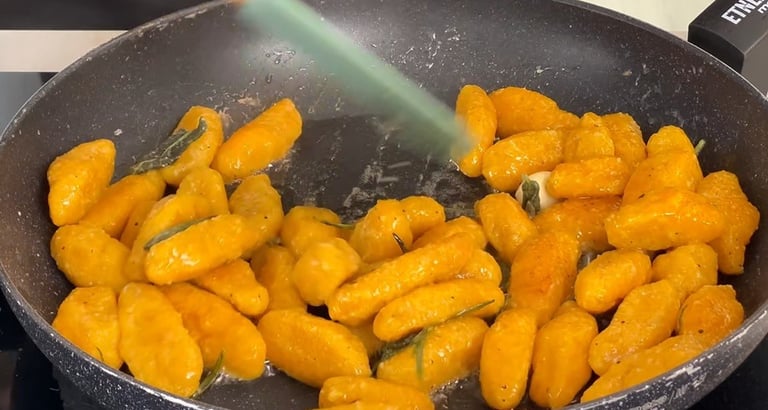 Salta gli gnocchi in padella con le erbe