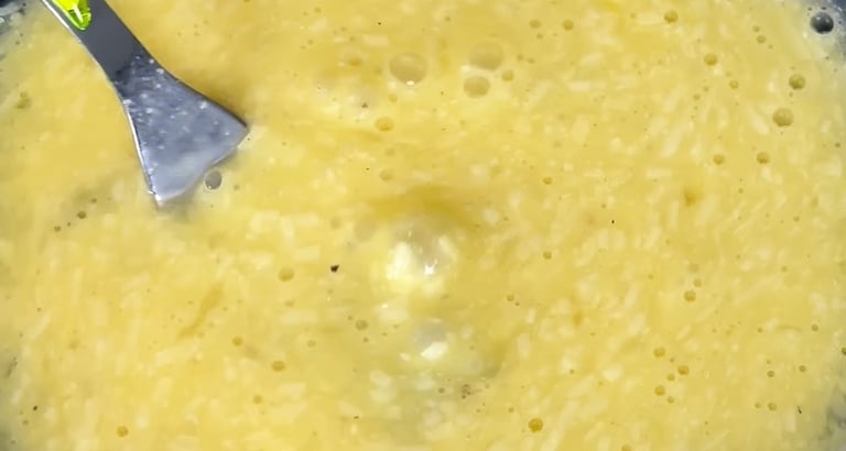 Sbatti le uova per l'omelette salata