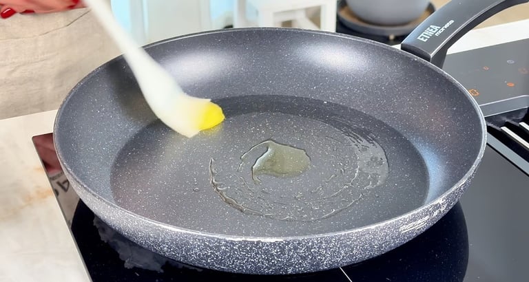 Scalda la padella per l'omelette salata