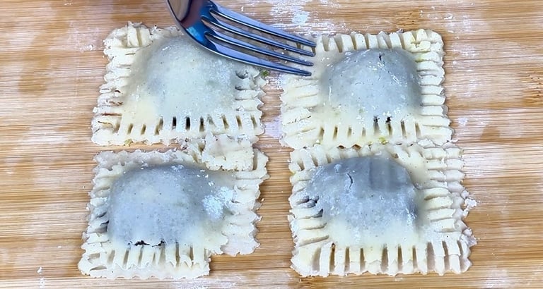Sigilla bene i bordi per formare un biscotto