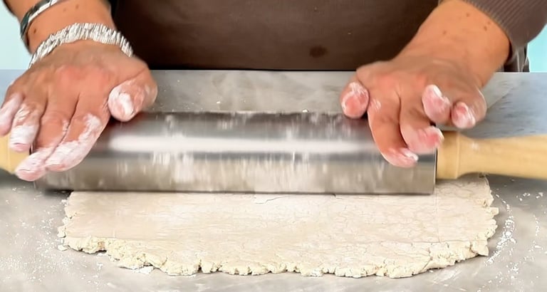 Stendi l’impasto con un mattarello
