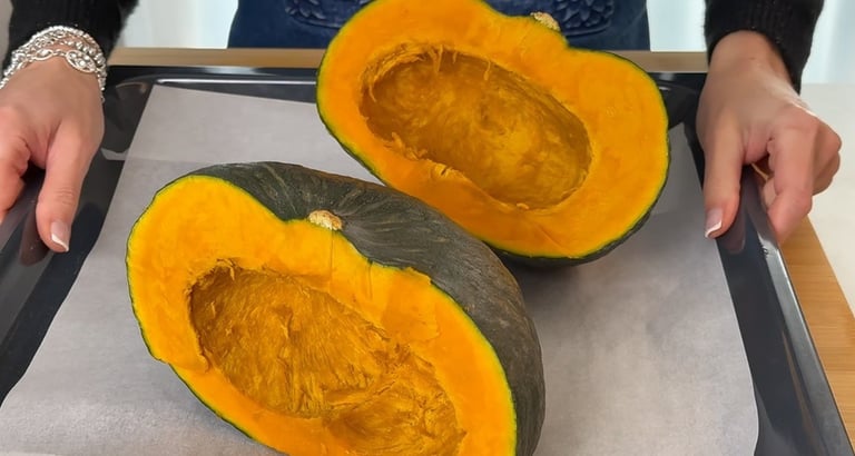 Taglia la zucca a metà ed elimina i semi