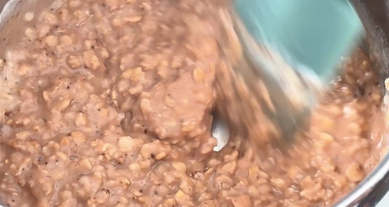 Unisci il cacao amaro in polvere e mescola