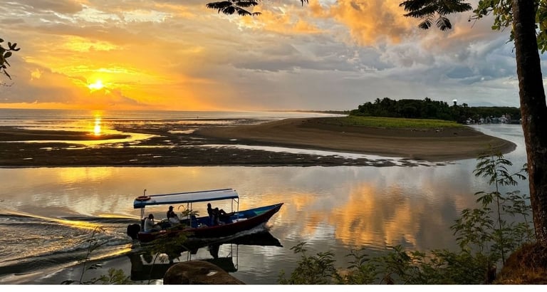 Barco saindo da Marina Pez Vela em Quepos, Costa Rica, durante o pôr do sol