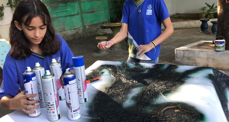 Participantes concentrados em suas obras.