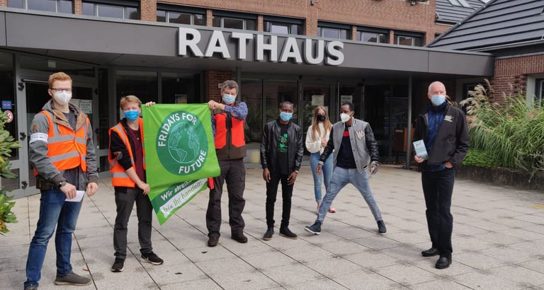 Jörg Grube vor dem Rathaus Eingang in Walsrode