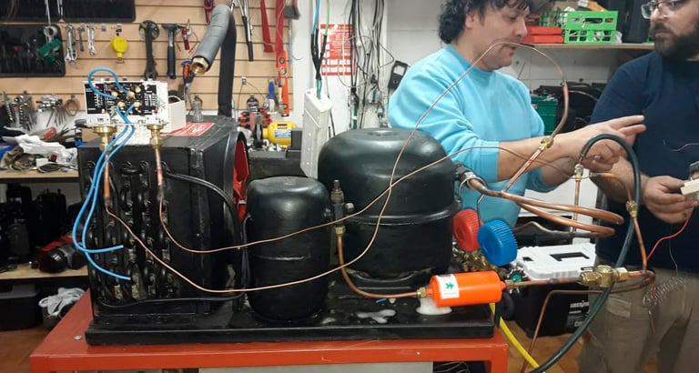 man and woman in a workshop with a lot of tools las mejores herramientas y cursos con salida laboral