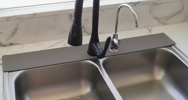 Sink Thingy kitchen faucet mat in grey.