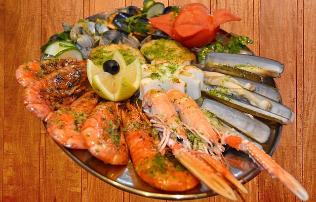 Tapa de marisco con navajas, sepia, gambas y cigalass