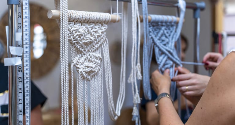 Arte colgante de pared de macramé hecho a mano, elaborado en un estante